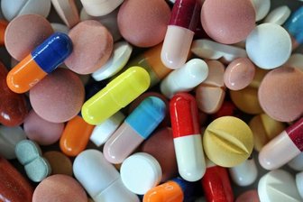 Verschiedene Pillen und Tabletten