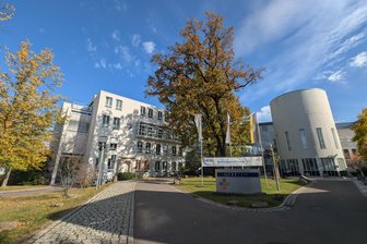 Gesundheitsökonom zu Klinik-Verbund in Mittelsachsen: Trennung von Sana nicht nachvollziehbar - Klinik-Konzern Sana ist am Kreiskrankenhaus Freiberg beteiligt. Der Landkreis will den Anteil abkaufen.