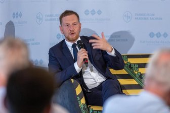 Gesundheitspolitik beim "Sachsensofa": Kretschmer fordert Inflationsausgleich für Krankenhäuser - Für Sachsen sei die medizinische Versorgung in der nächsten Legislaturperiode der Zukunftsbereich. Man werde viel Geld in die Hand nehmen müssen, kündigte Kretschmer auf dem Sachsensofa an. 