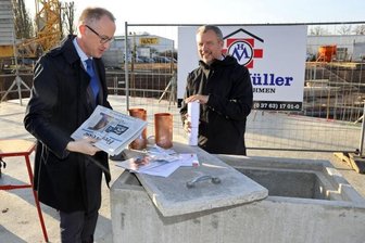 Gesundheitszentrum: Neubau soll bis Ende 2022 fertig sein - Geschäftsführer Christian Wagner und Projektleiter Jörg Aischmann füllen die Zeitkapsel.