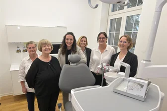 Gesundheitszentrum Schneeberg wächst: Zahnärztin eröffnet und die nächste Praxis ist schon vergeben - Im Gesundheitszentrum Schneeberg wurde die Praxis für Zahnheilkunde von Dr. Shirin Rezmann (Dritte von links) eröffnet. Im Bild ihr Team und ihre Mutter, Zahnärztin Dr. Marion Stritzel (Zweite von links).
