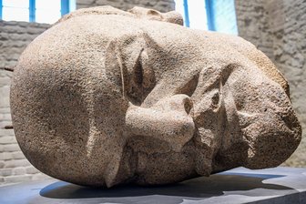 "Geteilte Ansichten": Wie kommunistisch war eigentlich die DDR? - Führender Kopf in stabiler Seitenlage? Ein Teil des 18 Meter hohen Berliner Lenin-Denkmals, von Nikolai Tomsk 1970 im Auftrag der DDR-Regierung entworfen, wird heute in der Zitadelle Spandau gezeigt.