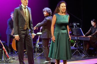 Geteilte Spielzeit mit vollem Programm - Alexander Donesch und Susanne Engelhardt sangen zur Spielzeiteröffnung "Die Musik der Nacht" aus dem Musical "Phantom der Oper" unter der Leitung von Josè Luis Gutièrrez; am Keyboard Hui Won Lee.