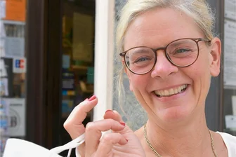 Geteiltes Echo zu Maskenpflicht-Ende in Freiberg - Anke Krause - Gewerbevereinschefin Anke Krause jubelt über den Wegfall der Maskenpflicht in Geschäften.