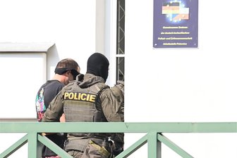 Getötete Valeriia aus Döbeln: Mord-Anklage gegen 37-jährigen Ex ihrer Mutter - Petrovice (Tschechien) am 10. Juli 2024: Der Tatverdächtige wird von Polizisten aus der Tschechischen Republik am Grenzübergang in Petrovice nach Sachsen ausgeliefert.
