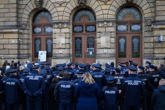 Getöteter Fahnder aus Sachsen: Polizei bereitet Trauerumzug mit Tausenden Teilnehmern vor - Bereits Mitte Januar hatte es eine bundesweite Schweigeminute zum Gedenken des im Einsatz getöteten Kollegen Maximilian Stoppa wie hier in Dresden gegeben.