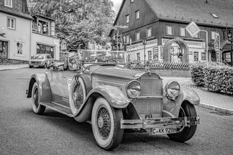 Getöteter Herzspezialist hinterlässt Lücke im Erzgebirgsklinikum - Der Mediziner, der zeitweise am Klinikum in Annaberg arbeitete, besaß einen Packard Straight Eight Golfers Roadster, Baujahr 1929. Das Foto entstand zur zweiten Sächsischen Meister-Classic 2022 während der Wertungsprüfung in Seiffen.