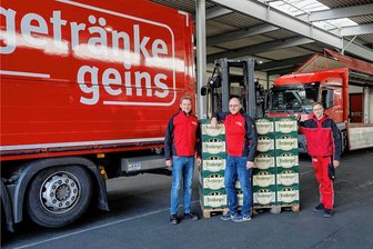 Getränkegroßhändler: Was den Mittelsachsen immer noch am besten schmeckt - Standortleiter Thomas Teege, Fuhrparkleiter Heiko Weigold und Kraftfahrer Sven Helbig beim Verladen in der Halle.