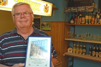 Getränkehändler hält durch - Peter Schreiber in seinem kleinen Getränkeladen, der kurz vor seinem 30. Jubiläum steht. Ein Bild der einstigen Steinpleiser Brauerei gehört mit zur Einrichtung.
