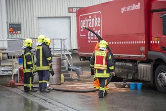 Getränkelaster reißt sich Tank an Laderampe auf -