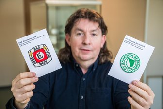 Getragen von WM- und Olympia-Startern aus dem Erzgebirge: Sammler zeigt besondere Sportabzeichen - Torsten Mäder aus Gotha zeigt im Schatzhaus in Eibenstock Sportembleme aus dem Erzgebirge.