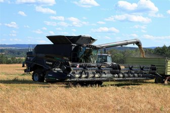 Getreide-Ernte im Vogtland beginnt: Warum Landwirte trotz des feuchten Frühlings nur durchschnittliche Erträge erwarten - Anfang der Woche begannen die Mähdrescher der Marienhöher Milchproduktion, die Wintergerste vom Feld zu holen.