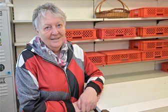 Getrennte Ausgabe für Deutsche und Ausländer: Stollberger Tafel vor zwei Herausforderungen - Annerose Aurich steht mit der Stollberger Tafel vor zwei Herausforderungen: getrennte Ausgabetage und neue Bezahlkarte.