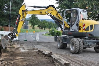 Getrübte Freude über neue Asphaltdecke in Augustusburg - Bei der Erneuerung der Fahrbahndecke auf der S 236 zwischen Chemnitz und Erdmannsdorf wurde 2016 nur bis zum Ortseingang gebaut, um der Stadt Augustusburg Zeit für die Planung und Finanzierung des Gehwegbaus zu geben. Dabei ist es bislang geblieben.