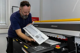 Gett Gerätetechnik aus Treuen kauft Firma aus Hessen - Gefertigt werden bei der Gett Gerätetechnik GmbH in Treuen unter anderem Tastaturen aus Glas. Im Bild Frank Schröter an der Druckmaschine.