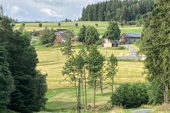 Gettengrün: Trinkwasser-Großprojekt nimmt entscheidende Hürde - Blick auf einen Teil von Gettengrün. Im Adorfer Ortsteil erhalten 2025 zwei Dutzende Haushalte Trinkwasseranschluss.