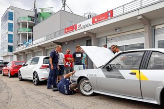 Getunte Autos auf dem Sachsenring wecken auch Polizei-Interesse - Bei diesem Manta schauten die Polizisten Mirko Schneider (li.) und Burkhard Köhler genau hin.