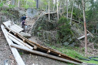 Getzen-Rodeo: Erzgebirge bleibt Station der Hard-Enduro-Weltmeisterschaft - Die Anliegerkurve, die die WM-Fahrer per X-Loop direkt in eine Felswand führen wird, ist schon so gut wie fertig.
