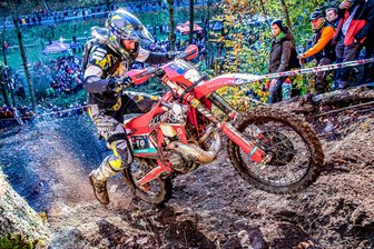 Getzenrodeo: Populäres Enduro-Event im Erzgebirge kehrt zu seinen Wurzeln zurück - Eric Seifert aus Breitenbrunn jagte seine Maschine beim Getzenrodeo 2023 durch den Wald bei Grießbach.