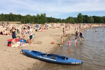 Gewässer laden zu bedenkenlosem Baden ein - eipziger genießen das sommerliche Wetter am Cospudener See in Leipzig (Sachsen). In 31 Talsperren, Speicherbecken, Seen und Teichen in Sachsen können sich Einheimische und Urlauber ohne Bedenken ins kühle Nass stürzen.