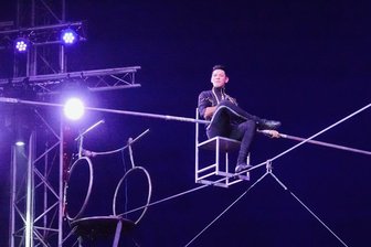 Gewagter, höher, cooler: The Gerlings im Zwickauer Weihnachtszirkus - Brian Lopez von der Gruppe The Gerlings hat es sich auf dem Hochseil bequem gemacht. Er sagt, wenn man sich einmal überwunden hat, verlangt es einem nach größeren Höhen. 
