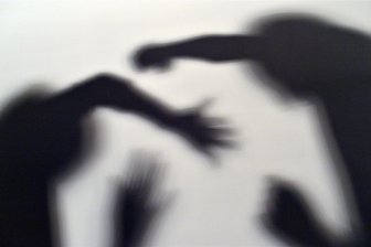 Gewalt gegen Frauen: Buchautorin diskutiert über Lösungsansätze in Rodewisch - Gestelltes Bild zum Thema häusliche Gewalt.