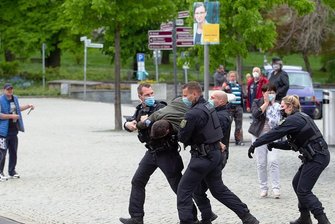 Gewalt gegen Polizisten: Warum eskalierte es bei der Demo in Plauen? - Am Pfingstmontag nahmen Polizeibeamte bei einem nicht genehmigten Aufzug von Gegnern der Corona-Maßnahmen einen jungen Mann fest. Polizeipräsident Lutz Rodig rechtfertigt das Vorgehen seiner Kollegen.