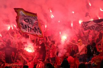 Gewalt und Pyro: 35 Festnahmen nach Pokalfinale in Paris - Beim französischen Pokalfinale zündeten die Fans reichlich Pyrotechnik. 