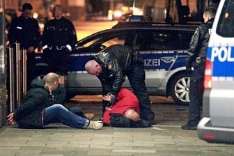 Gewalt unter jungen Leuten in Sachsen nimmt ab - Ein selteneres Bild: Die Polizei führt eine Person ab, die sich an einer Schlägerei beteiligt hat. In Sachsen ist das Gewaltpotenzial gesunken.