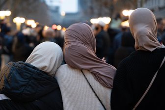 Gewaltbereite Jugendliche: „Ein Jugendphänomen, das es vorher in Deutschland kaum gab“ - Viele Jugendliche fragen sich, was für ein Mann oder eine Frau sie werden wollen. Einige experimentieren damit, verschleiern sich eine Zeit lang, erklärt Soziologin Anja Frank die Zerrissenheit junger Menschen.