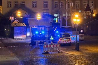 Gewaltdelikt in Annaberg: Polizei nennt Details zu den Beteiligten - Die Polizei war wegen einer Gewalttat am Samstagabend auf dem Annaberger Markt im Einsatz.