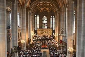 Gewaltiger Besucheransturm im Zwickauer Dom: Pfingstkonzert startet mit Verspätung - Gut gefüllte Kirchenbänke beim Chorsinfonischen Pfingstkonzert im Dom St. Marien Zwickau.
