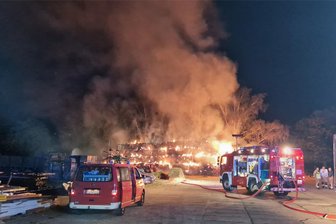 Gewaltiges Feuer in Burgstädt: Bis zu 170 Strohballen über Stunden in Flammen - Die Burgstädter Feuerwehr war die gesamte Nacht über im Einsatz.