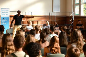 Gewaltprävention am Gymnasium Rochlitz: Wenn der Neonazi polarisiert - Die „Tour gegen Gewalt“ der Unfallkasse Sachsen war am Donnerstag mit dem Stück „Berichte über Gewalt“ am Rochlitzer Mathesius-Gymnasium zu Gast. Auf der Bühne erzählten Schauspieler in den Rollen von Richard, Katrin, Wolfgang, Nicole und Torsten (v. l.) ihre Geschichten zum Thema.