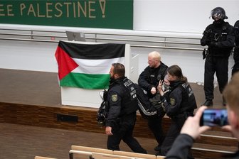 Gewaltsame Proteste gegen Nahost-Konflikt: Wie reagieren Hochschulen in Mittelsachsen auf Campus-Besetzungen? - Polizisten räumen den besetzten Audimax der Universität Leipzig am vergangenen Dienstag. Laut Universität waren 50 bis 60 Personen an der Besetzung im Audimax und dem Hochschulinnenhof beteiligt.
