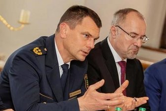 Gewaltszenen in der Plauener Innenstadt: Das sind die Ergebnisse des Sicherheitsgipfels - Informierten über Ergebnisse des Sicherheitsgipfels: Bürgermeisterin Kerstin Wolf, Polizeipräsident Dirk Lichtenberger, OB Steffen Zenner sowie Sozialbürgermeister Tobias Kämpf (von links). 