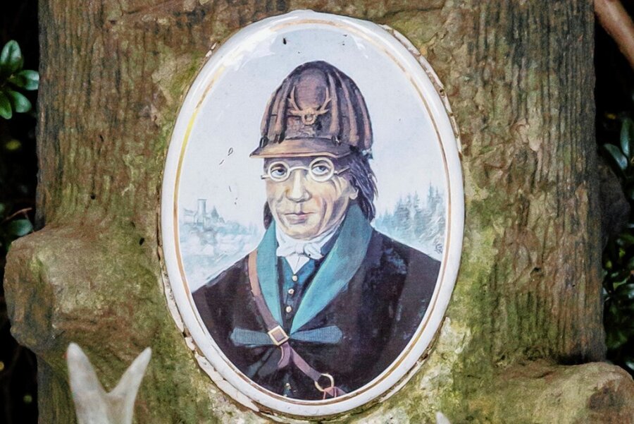 Bild auf dem Grabstein in Großolbersdorf. Foto: dpa