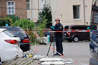 Gewalttat im Hinterhof: Tatwaffe war ein Messer - Ermittler bei der Arbeit am Tatort. In diesem Hinterhof wurden die 46-jährige Frau und der 34-jährige Mann mit einem Messer angegriffen. Die Frau starb später. 