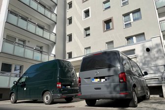 Gewalttat: Polizei findet Toten in Chemnitz - Die Kriminalpolizei sucht Spuren in der Wohnung an der Zwickauer Straße.