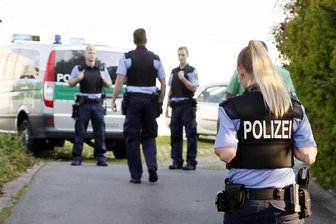 Gewaltverbrechen in Ebersdorf: Staatsanwaltschaft Chemnitz schweigt - Polizisten sichern den Tatort in Chemnitz ab.