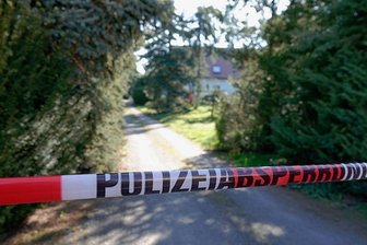Das bewaldete Grundstück wurde abgesperrt. 