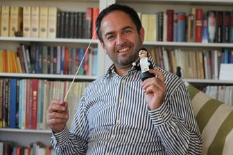 Gewandhaus-Dirigent bekommt Räuchermann-Abbild - Gewandhaus-Dirigent Leo Siberski freut sich, dass es dieses Jahr auch einen Gewandhaus-Dirigenten in Form eines Räuchermannes gibt.