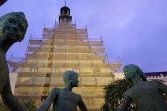 Gewandhaus: Zwei Schattierungen von Grau -
