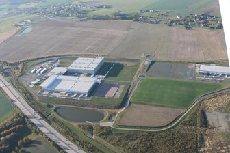 Gewerbegebiet Berbersdorf: Hält Amazon nach drei Jahren an Plänen für neues Logistikzentrum fest? - So sah das Gewerbegebiet Berbersdorf 2017 aus der Luft aus. Oben auf dem unbebauten Gelände soll das neue Logistikzentrum des US-Konzerns entstehen.