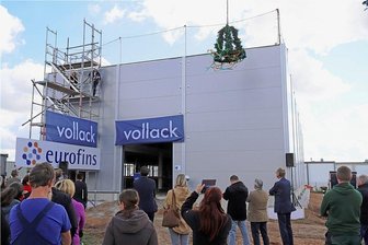 Gewerbegebiet Freiberg Ost: Eurofins investiert 3 Millionen Euro in neuen Laborkomplex - In Anwesenheit von Mitarbeitern und Gästen wurde die Richtkrone über dem neuen Rückstelllager der Firma Eurofins im Gewerbegebiet Freiberg Ost aufgezogen.