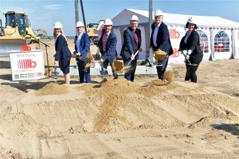Gewerbegebiet Freiberg-Ost: Spatenstich für neuen Standort der Becker Umweltdienste - Beim Spatenstich für den Neubau der Becker Umweltdienste: Katja Kempe von der Niederlassung Freiberg, Geschäftsführer Ronny Jurischka, René Straßberger, Bürgermeister von Bobritzsch-Hilbersdorf, Freibergs Oberbürgermeister Sven Krüger, Vizelandrat Lothar Beier und Julia Jacobi von der Firma Goldbeck (v. l.).