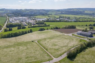 Gewerbegebiet in Annaberg soll wachsen: Was die Unternehmen planen - Im Hintergrund: das Gewerbegebiet am Stadtrand von Annaberg-Buchholz. Im Vordergrund: das bereits erschlossene Industriegebiet, in dem sich Firmen niederlassen wollen. Mit dem Areal dazwischen stehen weitere Flächen zur Verfügung.