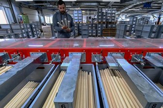 Gewerbegebiet Markneukirchen/Wohlhausen vor vierter Erweiterung - Der Neubau des Trommelstock-Herstellers Rohema Percussion - hier kontrolliert Produktionsleiter Denny Liebel die Fertigung der Trommelstöcke - ist eine der jüngsten großen Ansiedlungen im Gewerbepark Markneukirchen/Wohlhausen. Die vierte Erweiterung des Gebiets wird durch die Stadt vorangetrieben.