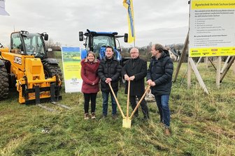 Gewerbegebiet Niederschöna füllt sich endlich - Planerin Christin Drewniok (von links), Geschäftsführer Ralph Bertelsmeier, Bürgermeister Andreas Beger (CDU) und Geschäftsführer Dr. Marcus Bertelsmeier beim ersten Spatenstich in Niederschöna.