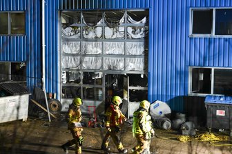 Gewerbegebiet Roßwein: Zwei Bagger brennen, Halle in Flammen - Im Gewerbegebiet Roßwein hat die Halle einer Baufirma Feuer gefangen, als ein Mini-Bagger in Brand geriet.